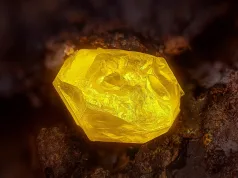 mostră lunară Un cristal de sulf