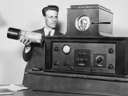 La 14 ani, în timp ce ara câmpul familiei sale, a inventat televiziunea în mintea sa. La 21 de ani, a construit-o: Philo Farnsworth Philo Farnsworth