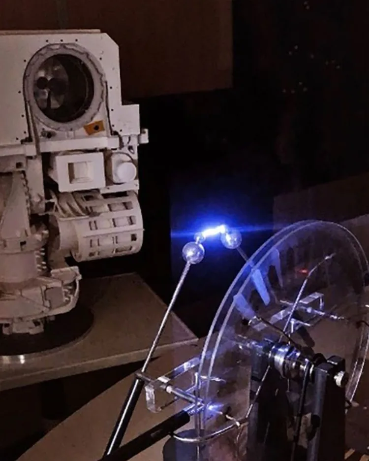 Echipa a folosit un aparat Wimshurst pentru a genera mici descărcări electrice lângă o replică a camerei SuperCam a roverului Perseverance.