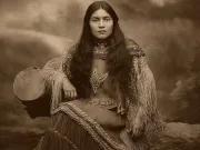 Puterea femeilor din tribul Cherokee: o societate matriliniară care a contrazis așteptările coloniștilor și a supraviețuit secolelor de presiuni