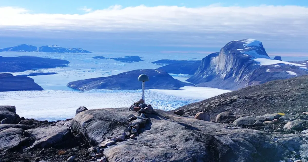 o insulă din Groenlanda se micșorează și se îndepărtează