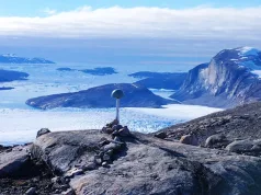 o insulă din Groenlanda se micșorează și se îndepărtează