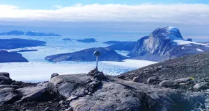 o insulă din Groenlanda se micșorează și se îndepărtează