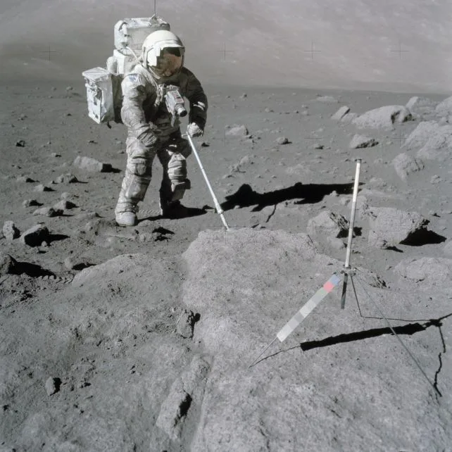 Harrison Schmitt, pilotul modulului lunar Apollo 17, folosind o lopată pentru colectarea de probe pe Lună.