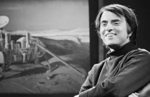 Carl Sagan când a afirmat că „toți suntem făcuți din praf de stele”