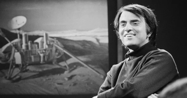 Carl Sagan când a afirmat că „toți suntem făcuți din praf de stele”