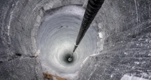 o gaură dintr-o parte în alta a Pământului