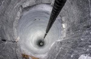 o gaură dintr-o parte în alta a Pământului