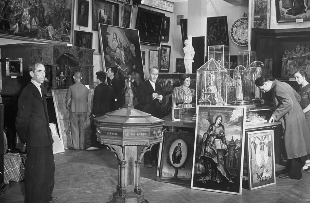 Un muzeu antireligios care expune diverse icoane, statui și picturi religioase, august 1941.
Sursa: Margaret Bourke-White/Colecția de fotografii LIFE