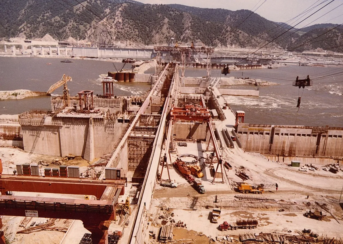 Șantierul hidrocentralei la mijlocul lui iulie 1969, văzut din Davidovăț, Iugoslavia spre Gura Văii, România