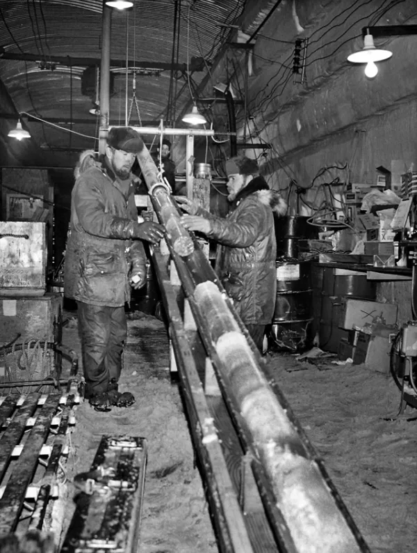 În timp ce armata americană urmărea în secret misiunea nucleară a taberei, oamenii de știință efectuau munca mai puțin spectaculoasă de extragere a probelor de gheață și solul de sub aceasta. Cercetările lor redescoperite aruncă o nouă lumină asupra schimbărilor climatice