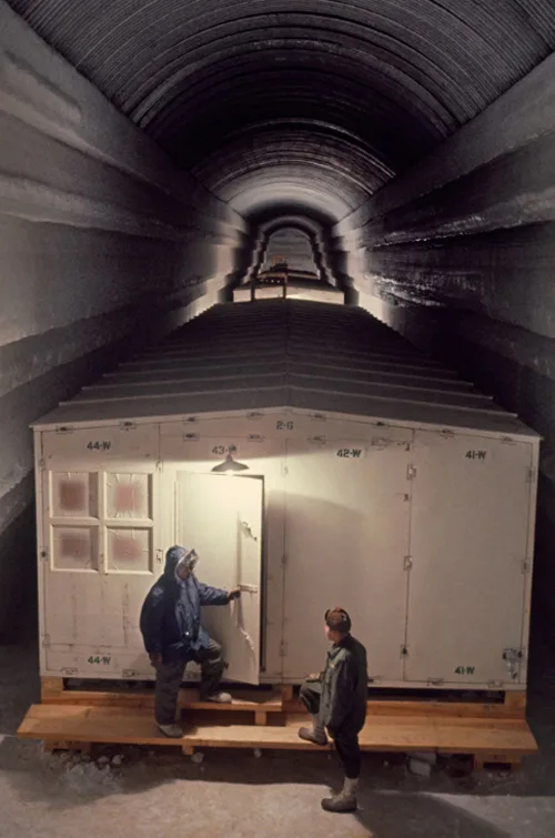 22 de barăci prefabricate erau amplasate pe platforme ridicate din lemn pentru a preveni topirea zăpezii. Camerele calde și bine iluminate includeau fiecare o zonă de relaxare, precum și vizite ale mascotei neoficiale a taberei, un câine de sanie numit Mukluk.