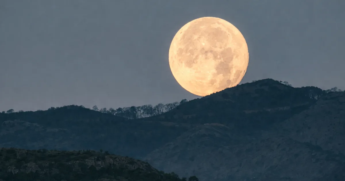 Luna pare mai mare la orizont