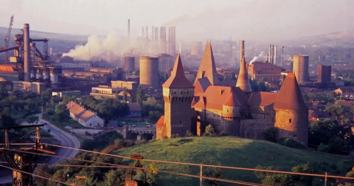 Fostul combinat siderurgic din Hunedoara în anii '90. Foto: Peter de Graaf