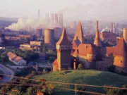 De la inima industrială a Balcanilor la „coșmarul distopic”: cum s-a prăbușit siderurgia românească Siderurgia românească Fostul combinat siderurgic din Hunedoara în anii '90. Foto: Peter de Graaf