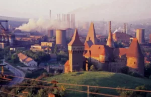 De la inima industrială a Balcanilor la „coșmarul distopic”: cum s-a prăbușit siderurgia românească Siderurgia românească Fostul combinat siderurgic din Hunedoara în anii '90. Foto: Peter de Graaf