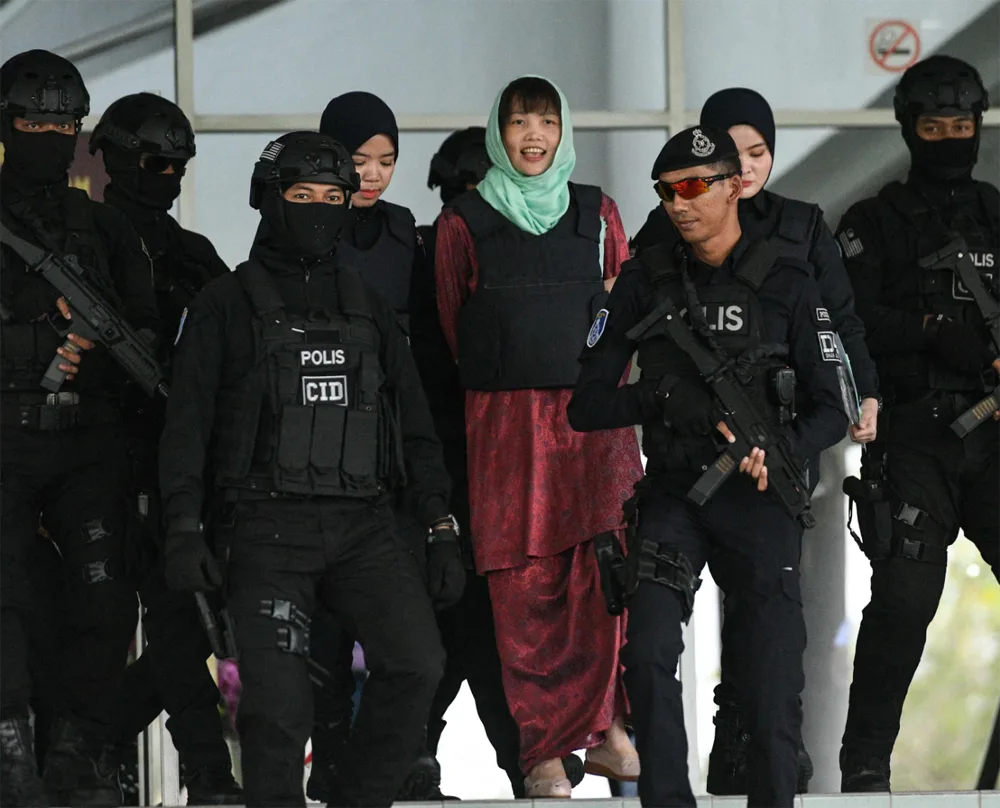 Doan Thi Huong este escortată de poliția malaysiană în afara Curții Supreme din Shah Alam.