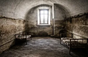 Arhitectura Iadului: cum a fost batjocorit Paștele în Închisoarea de la Pitești Paștele în Închisoarea de la Pitești