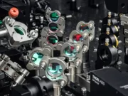 Adio, hard disk-uri: Microsoft poate stoca acum date timp de 10.000 de ani pe sticlă obișnuită, folosind lasere de ultimă generație Microsoft poate stoca acum date timp de 10.000 de ani