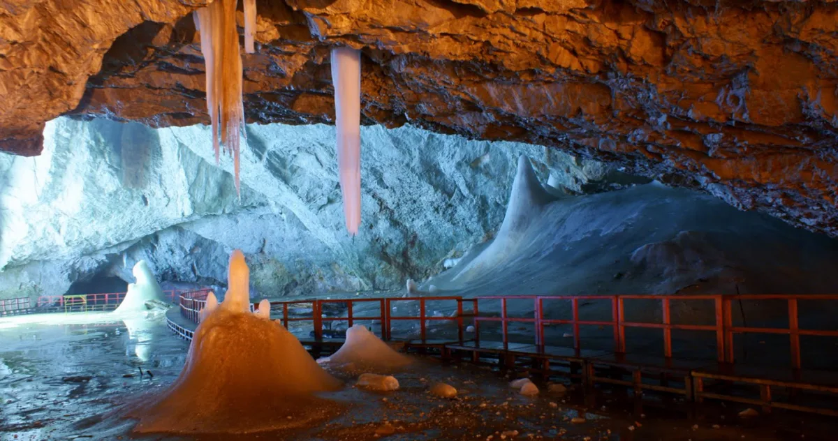 O bacterie veche de 5.000 de ani, trezită dintr-o peșteră din România