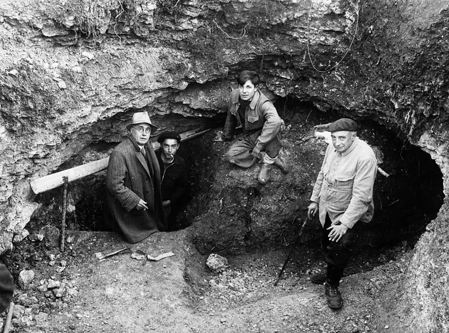 Intrarea în peștera lascaux în 1940
De la stânga la dreapta: Léon Laval, Marcel Ravidat, Jacques Marsal și Henri Breuil.