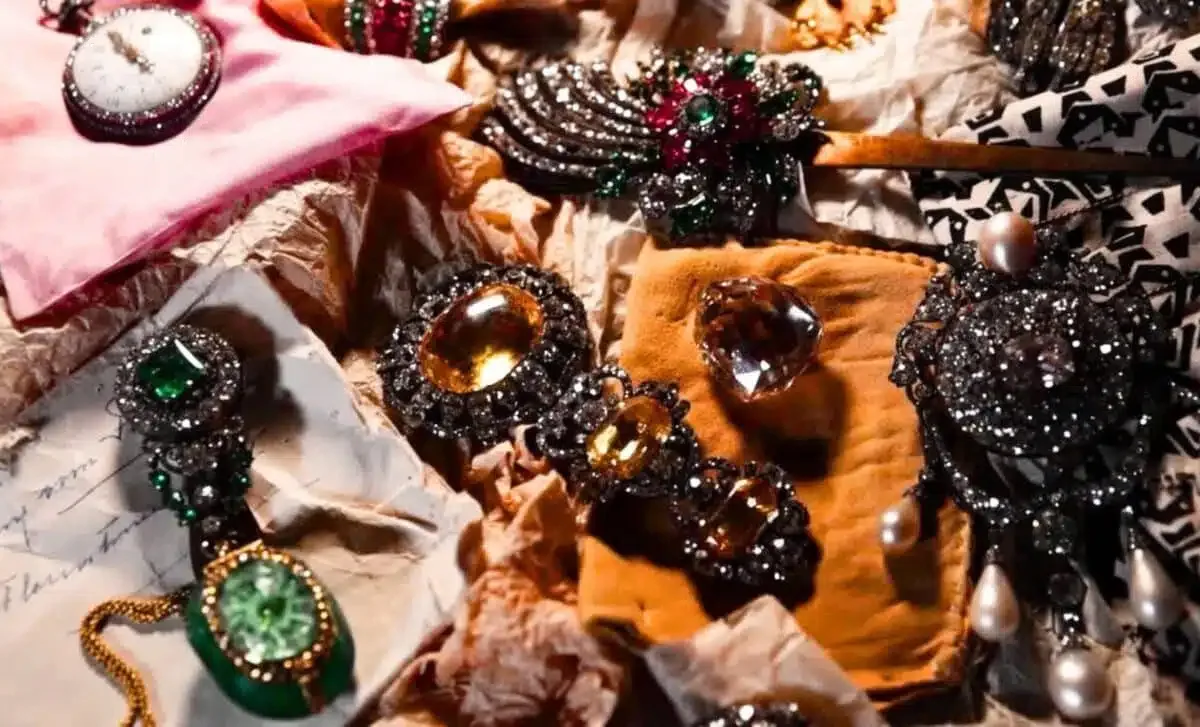 bijuterii din valiza descoperita in seiful din canada