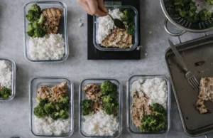 Consumul acelorași mese în fiecare zi ar putea accelera pierderea în greutate, arată un studiu recent dieta repetitivă