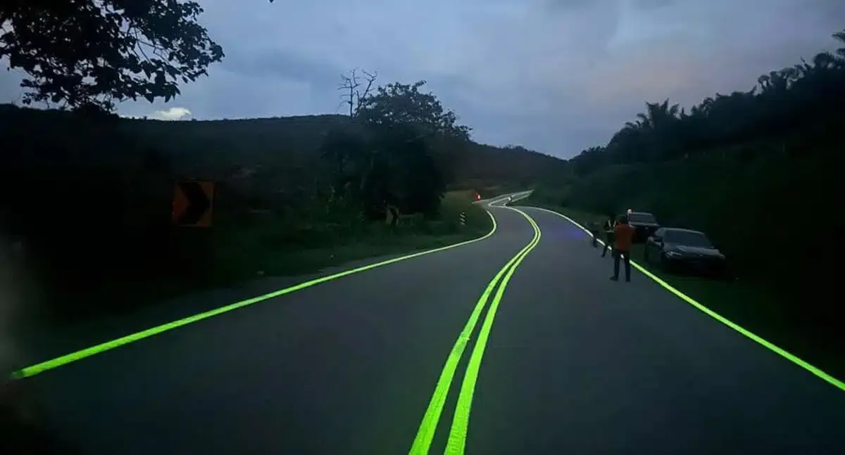 Primele marcaje rutiere fosforescente din Malaezia