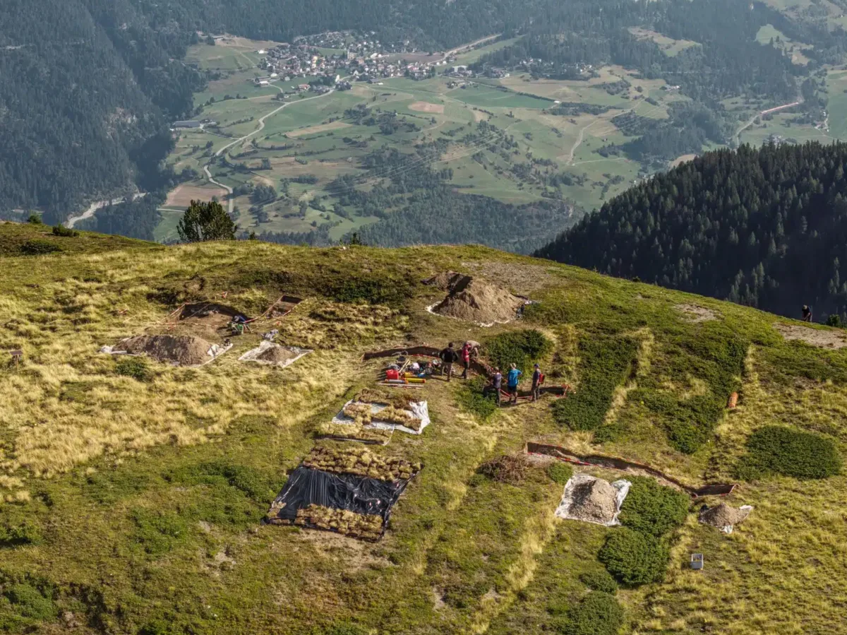 Tabăra militară era protejată de trei șanțuri și un val de apărare