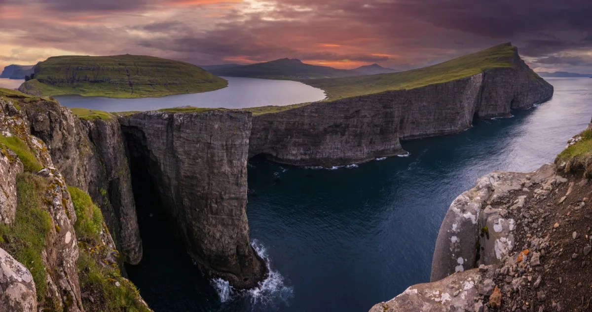 Sørvágsvatn, lacul din Insulele Feroe, pare că plutește deasupra oceanului
