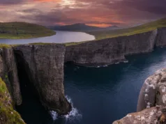 De ce Sørvágsvatn, lacul din Insulele Feroe, pare că plutește deasupra oceanului Sørvágsvatn, lacul din Insulele Feroe, pare că plutește deasupra oceanului