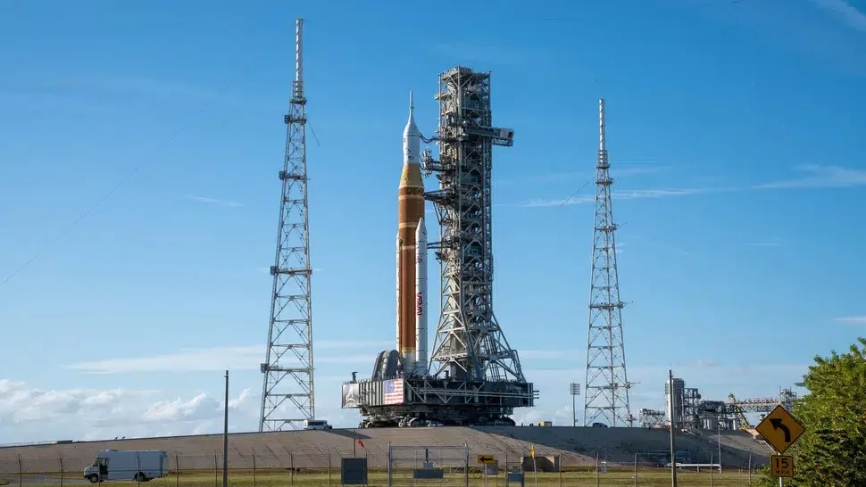 NASA lansează racheta SLS și nava spațială Orion pentru misiunea lunară Artemis 2