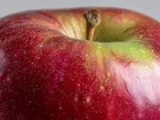 85% dintre merele testate conțin pesticide multiple