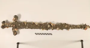 Un student norocos a găsit o a doua sabie de cruciat în timp ce înota