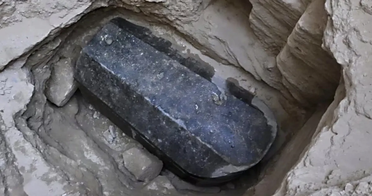 sarcofagul de 27 de tone din perioada ptolemaică a fost deschis cu ajutorul armatei