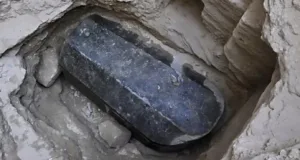 sarcofagul de 27 de tone din perioada ptolemaică a fost deschis cu ajutorul armatei