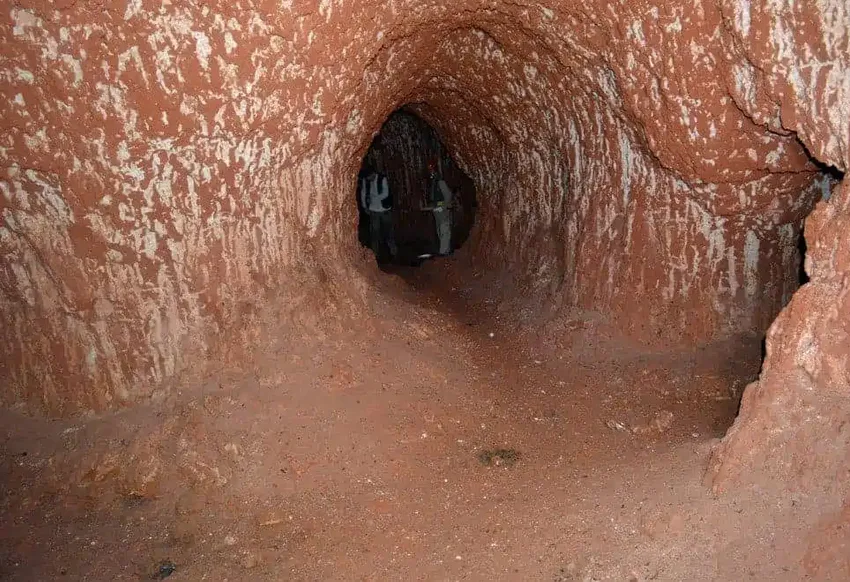 O imagine din interiorul unei vizuini uriașe din vremuri străvechi, creată probabil de leneșii uriași din Epoca Gheaței, care evidențiază structura sa vastă, asemănătoare unui tunel