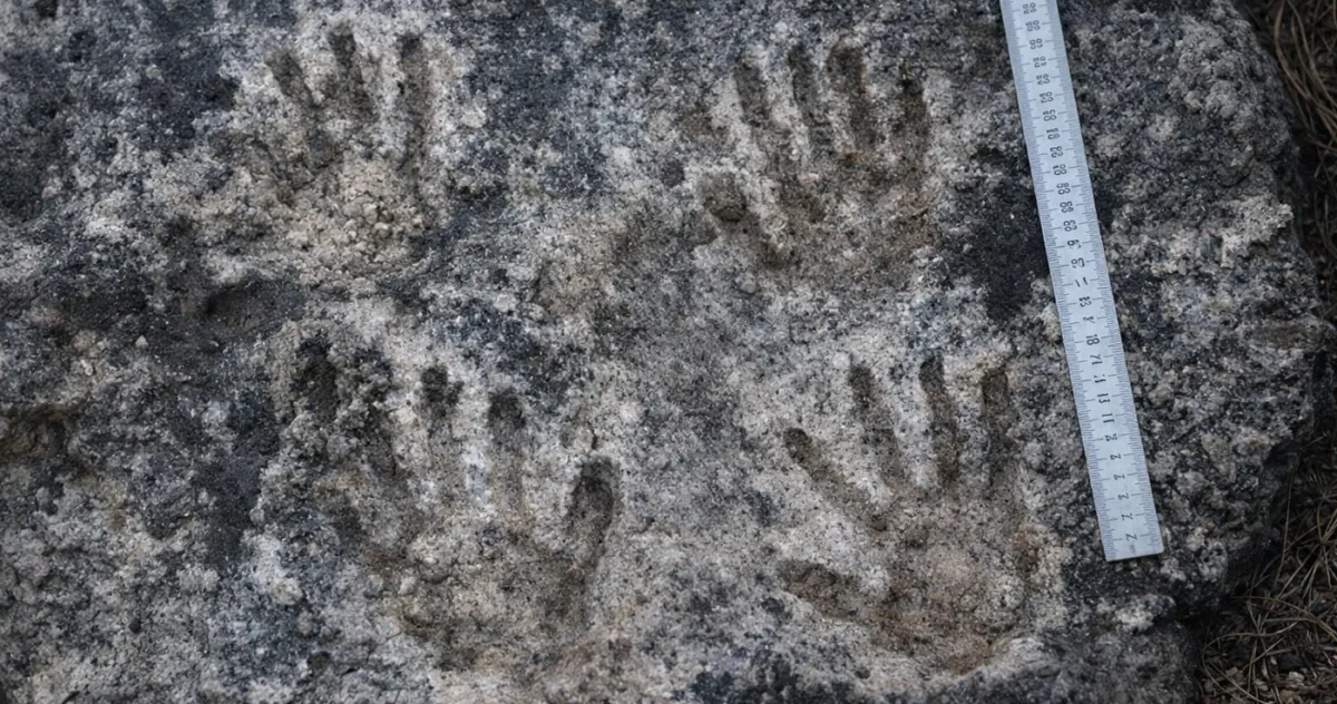 urme preistorice de mâini în Tibet