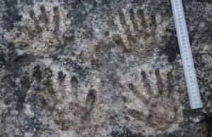 Oamenii de știință au descoperit urme neobișnuite într-un loc izolat din Tibet, iar nimeni nu știe exact cine le-a lăsat urme preistorice de mâini în Tibet