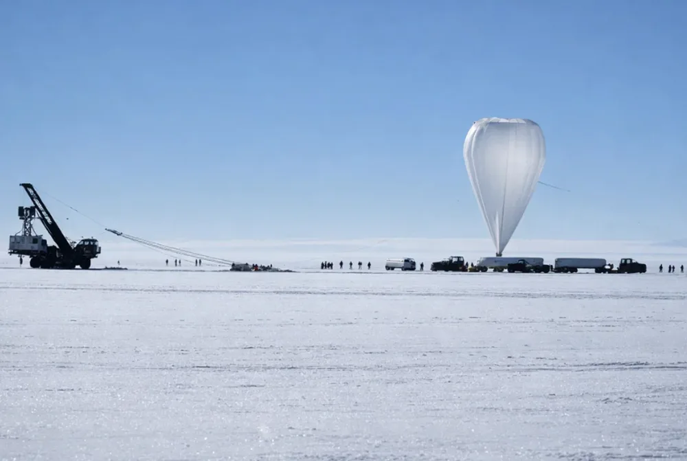 Un experiment științific cu balonul se desfășoară deasupra Antarcticii
