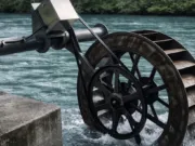 Un inginer pensionar a construit o microhidrocentrală de casă care generează 36 kWh pe zi doar din debitul râului microhidrocentrală de casă