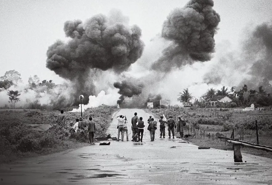 1972, Forțele Aeriene din Vietnamul de Sud, sprijinite de SUA, au aruncat din greșeală o bombă cu napalm asupra satului Trang Bang