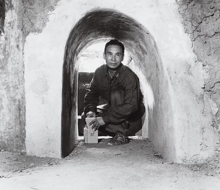 soldat Viet Minh prezintă tunelurile Cu Chi