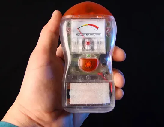 detector portabil de câmpuri electromagnetice
