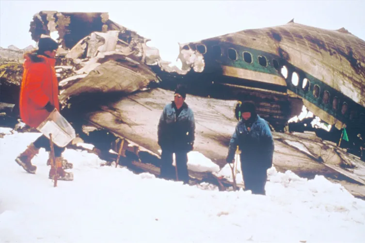 Echipele de salvare la locul prăbușirii zborului TE901 al companiei Air New Zealand, pe versanții Muntelui Erebus, Antarctica