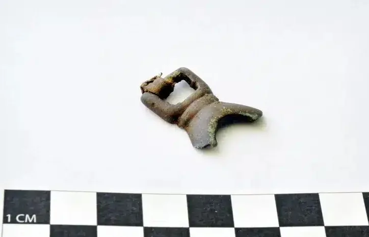 O piesă din bronz descoperită în cadrul săpăturilor arheologice din Alaska