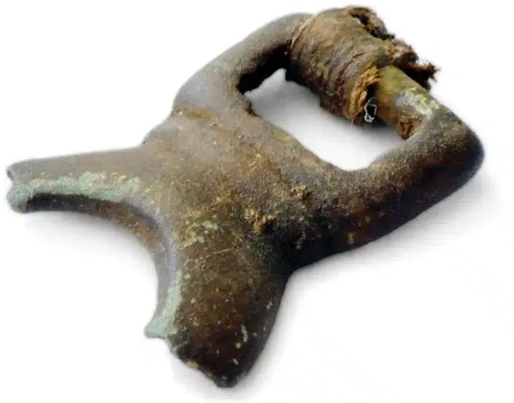 Detaliu al artefactului antic din bronz din alaska