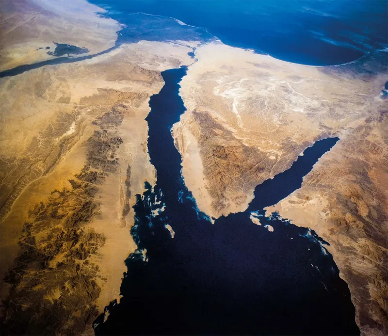 O fotografie din satelit prezintă Marea Roșie, pe care negustorii egipteni trebuiau să o traverseze pentru a obține cupru din Sinai