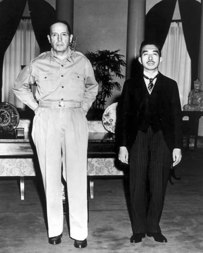 Generalul Douglas MacArthur și împăratul Hirohito