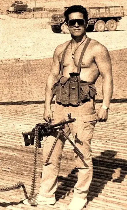 Soldat sovietic din trupele Spetsnaz, înarmat cu mitralieră, în timpul războiului din Afganistan